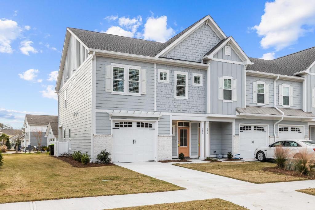 una casa gris con garaje en Southern Glow, en Beaufort