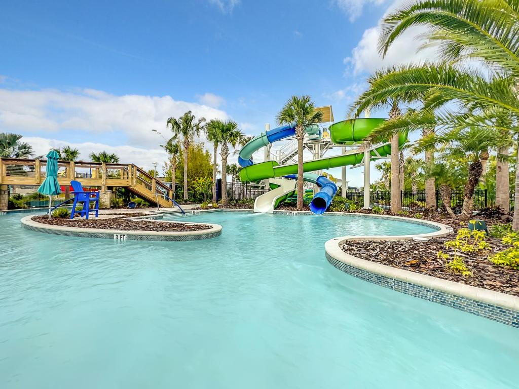 達文波特的住宿－Windsor Island Vacation Pool Home，度假村游泳池的水滑梯