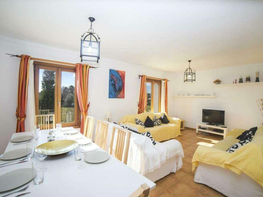 Posezení v ubytování Villa in Muro near Can Picafort Beach