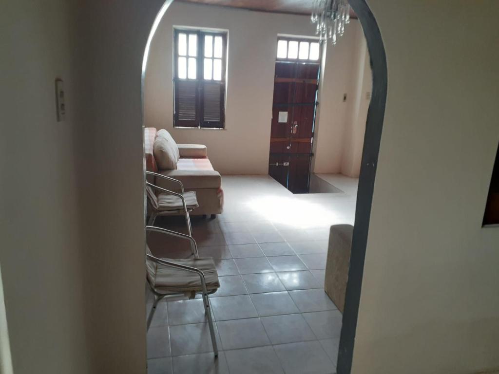 a living room with a couch and a mirror at Casa de Lençóis in Lençóis