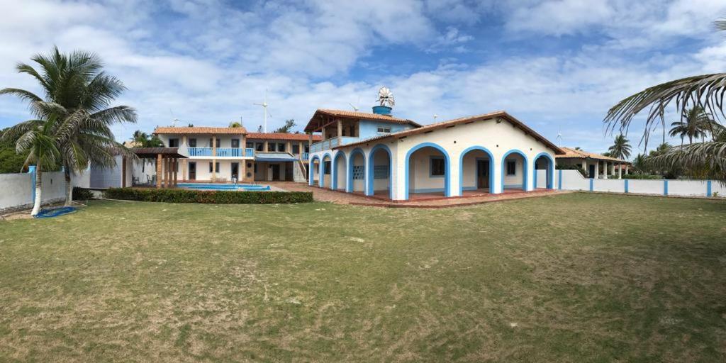 una casa grande con un patio delante en Recreio das Fontes, en Beberibe