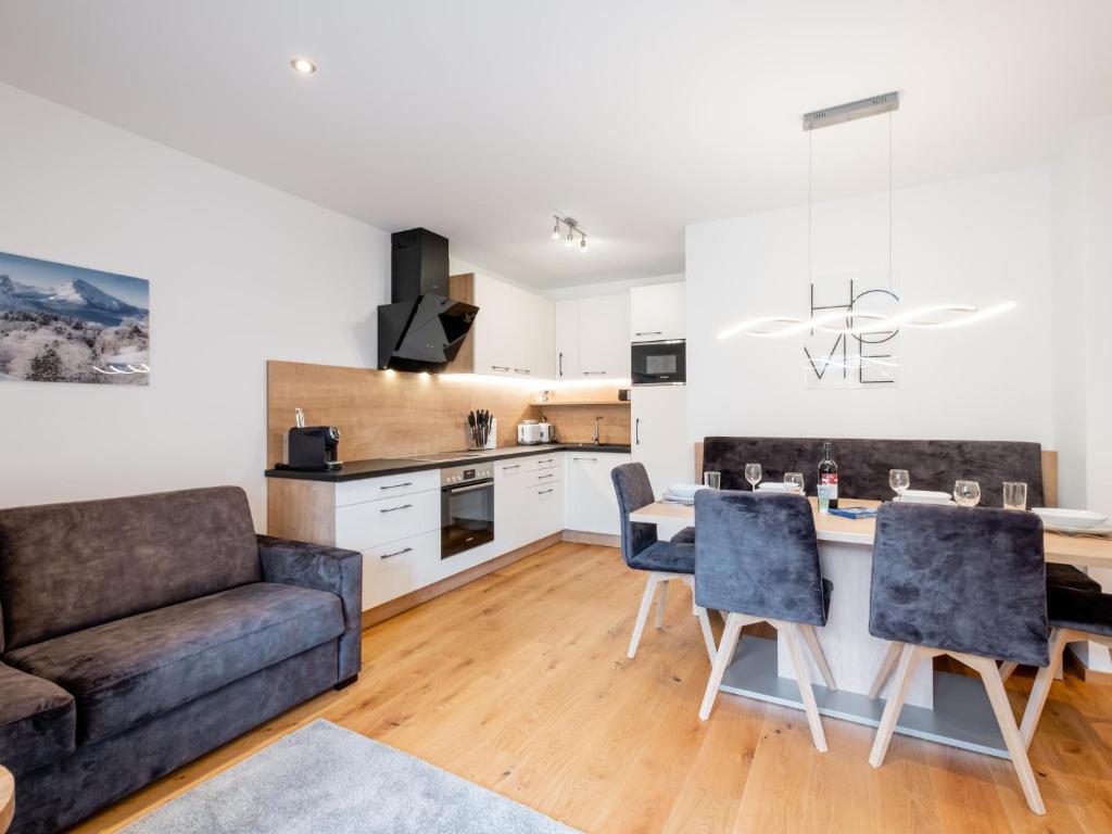 kuchnia i salon z kanapą i stołem w obiekcie Ski Nature Apartment Lungau Top 2 w mieście Mauterndorf