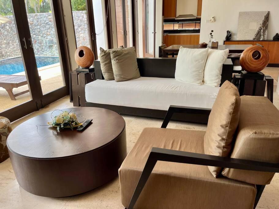 sala de estar con sofá y mesa de centro en Two-bedroom villa with pool, en Ban Ang Thong