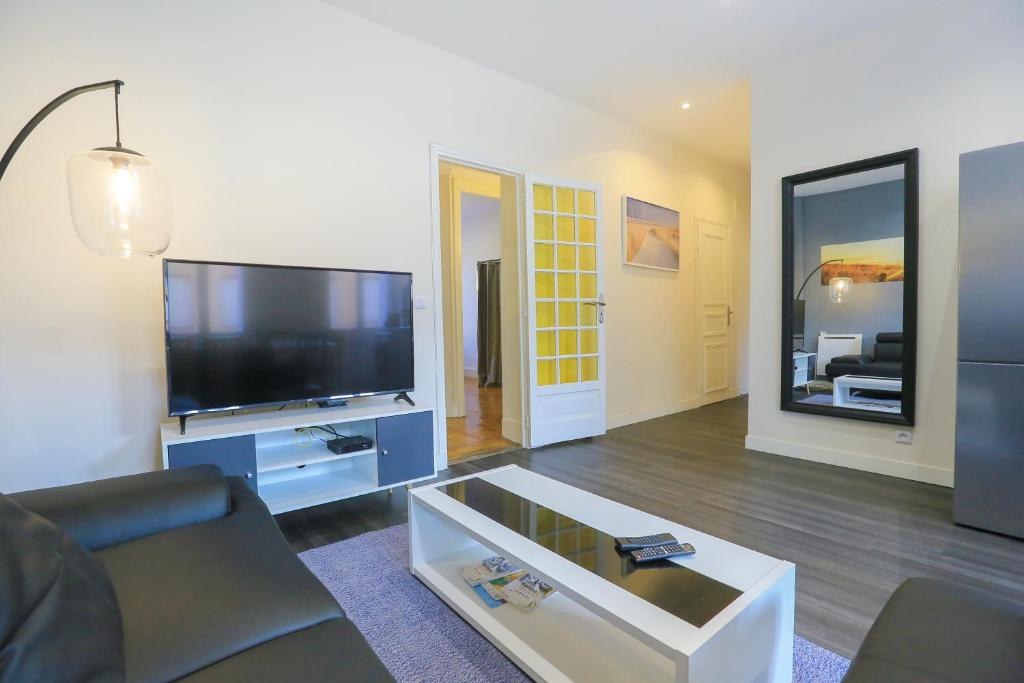 Televízia a/alebo spoločenská miestnosť v ubytovaní Le 34 Malon, T5 hypercentre chic et cosy, wifi, netflix par SOVALFI