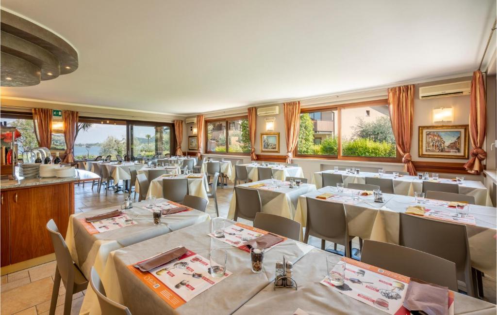 A restaurant or other place to eat at Bilocale