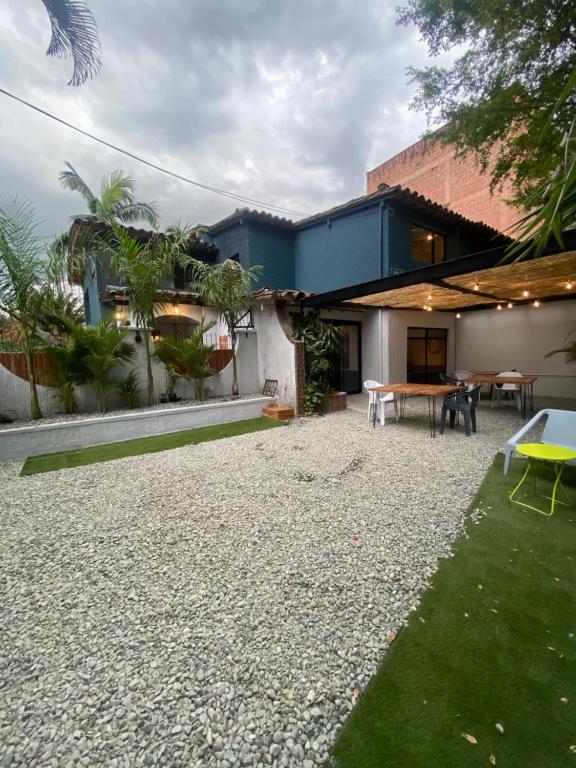einen Hinterhof eines Hauses mit einer Kiesterrasse in der Unterkunft Hostal Casa Mosaiko Patio Bonito Poblado in Medellín
