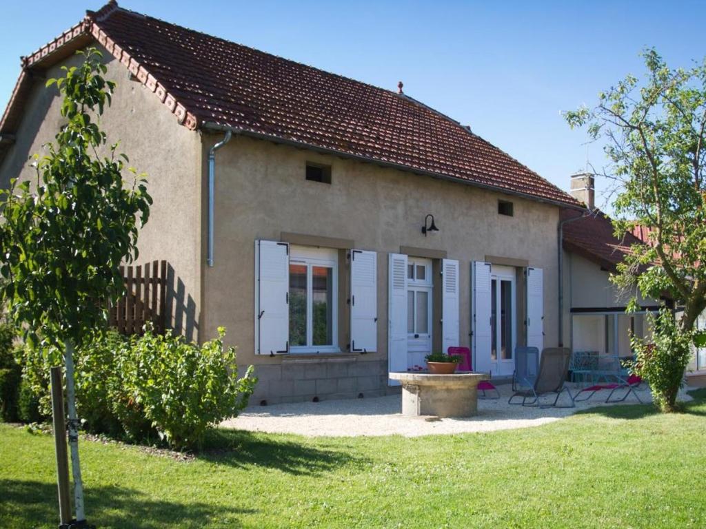 ein kleines Haus mit einem Rasenplatz davor in der Unterkunft Gîte Cindré, 5 pièces, 8 personnes - FR-1-489-256 in Cindré