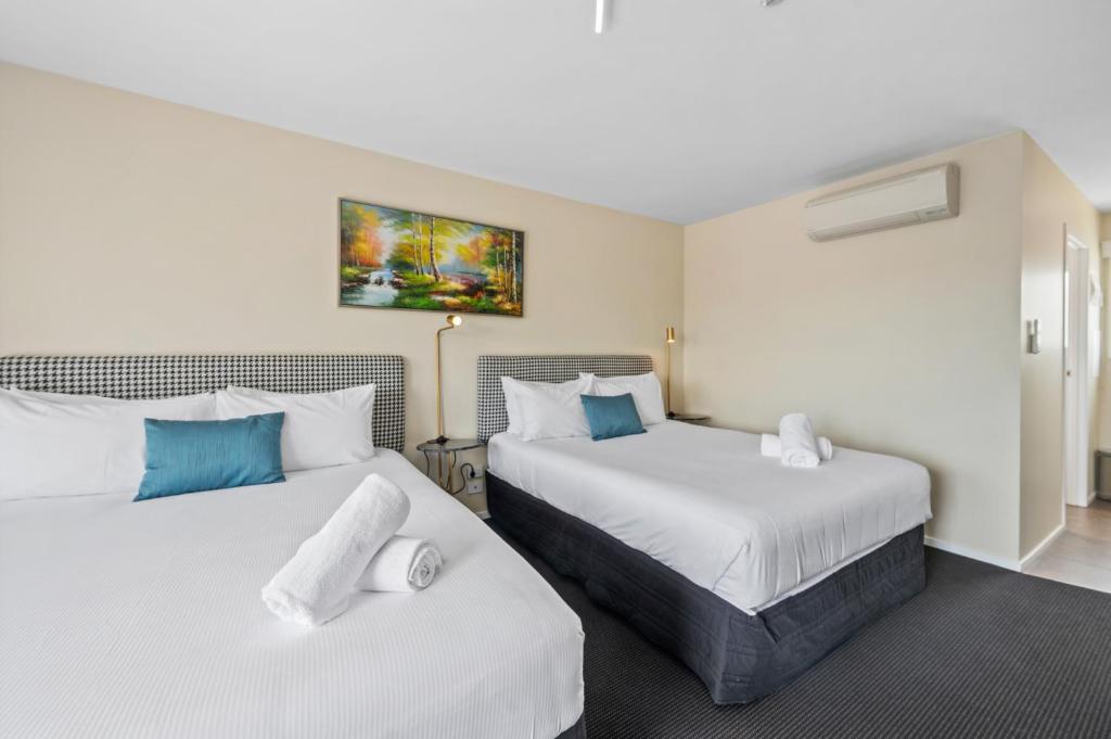 Postel nebo postele na pokoji v ubytování ASURE Rotorua International Motor Inn