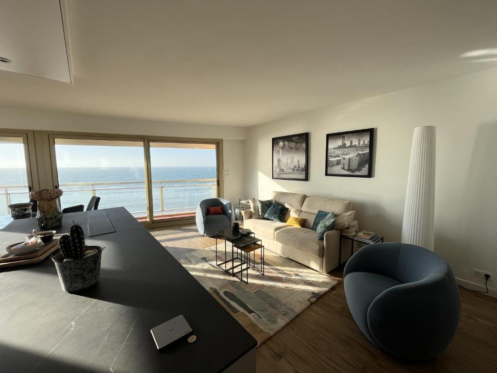 Posedenie v ubytovaní Appartement 3* face plage avec balcon et 2 salles d'eau - FR-1-197-551