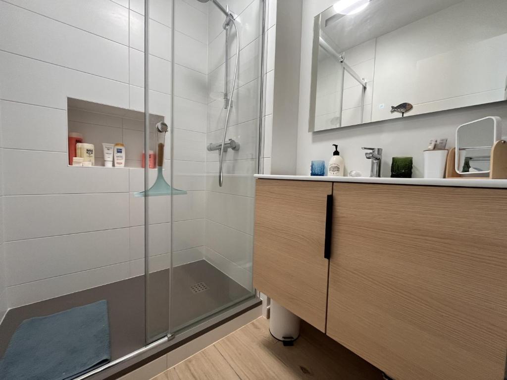 Kúpeľňa v ubytovaní Appartement 3* face plage avec balcon et 2 salles d'eau - FR-1-197-551