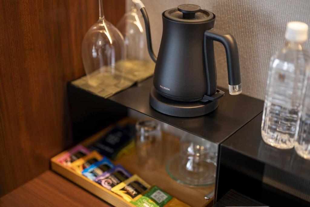 Příslušenství pro přípravu čaje a kávy v ubytování The Saihokukan Hotel