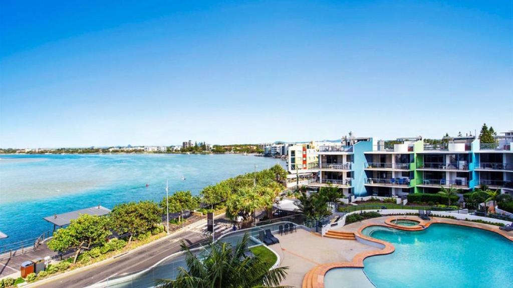 Bazén v ubytování Unit 66 Grand Pacific Resort Bulcock St Caloundra nebo v jeho okolí