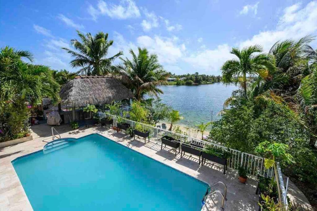 einen Pool mit Blick auf das Wasser in der Unterkunft Lakefront Duplex with Pool between Miami & Florida Keys 4 Bedroom 2 Bathroom in Cutler Bay