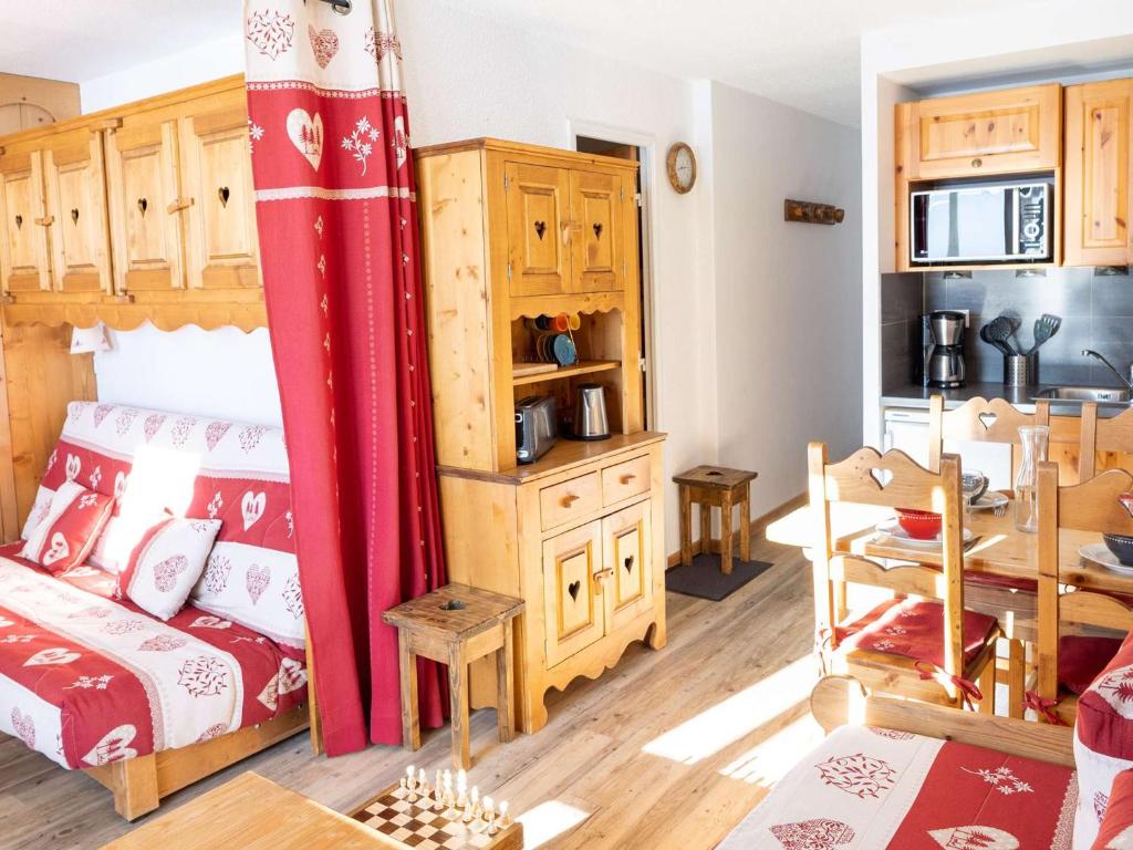 Appartement rénové style montagnard, 4 pers, balcon sud, skis aux pieds, centre Val Thorens