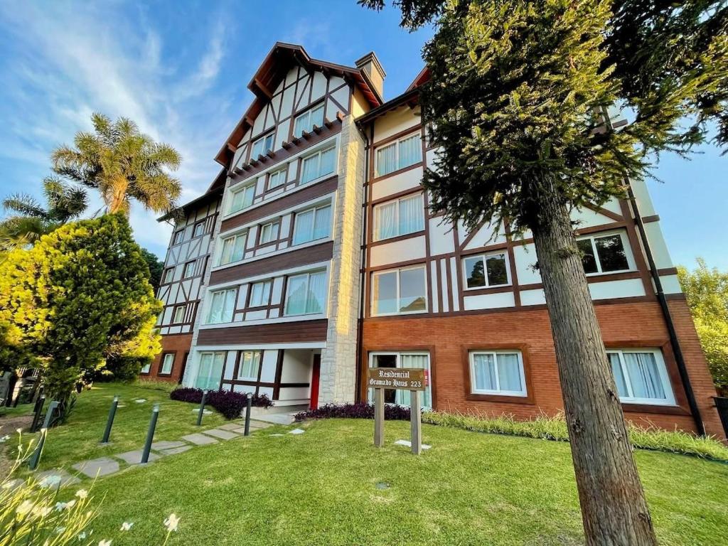 una vista exterior de un edificio en Apartamentos Gramado Haus no CENTRO by Achei Gramado, en Gramado