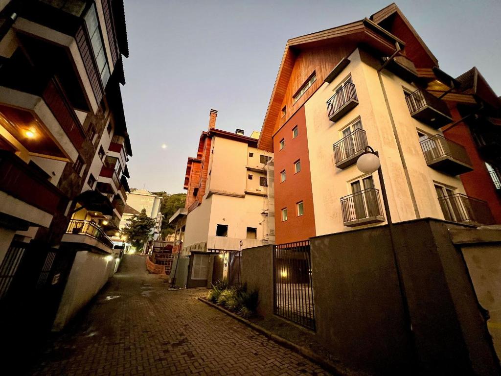 un callejón con un edificio y una valla en Apartamentos Onze1 no CENTRO by Achei Gramado, en Gramado