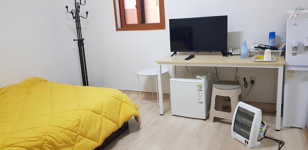 TV a/nebo společenská místnost v ubytování Chenal Motel