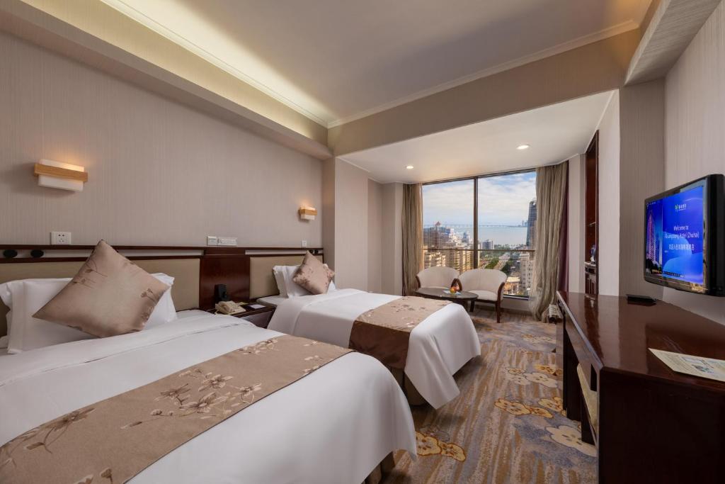 Postel nebo postele na pokoji v ubytování Guangdong Hotel (Zhuhai)