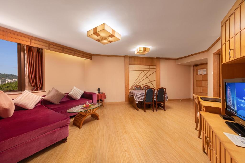 TV a/nebo společenská místnost v ubytování Guangdong Hotel (Zhuhai)