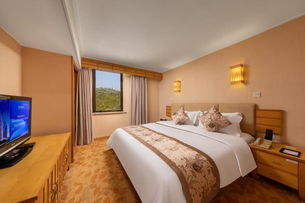 Postel nebo postele na pokoji v ubytování Guangdong Hotel (Zhuhai)