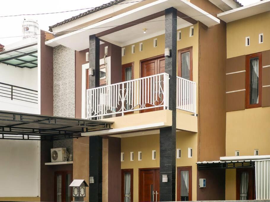 SalakanにあるSalma Guesthouseの側面にバルコニーがある建物