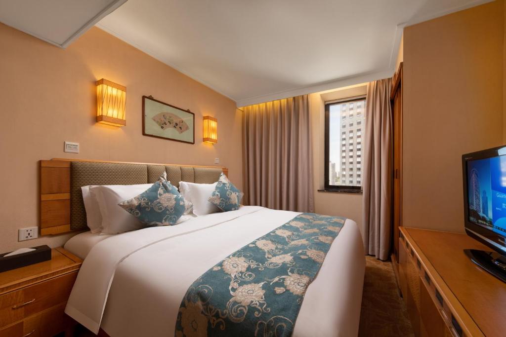 Postel nebo postele na pokoji v ubytování Guangdong Hotel (Zhuhai)