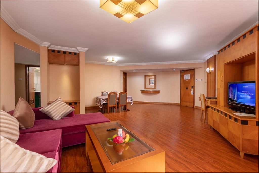 TV a/nebo společenská místnost v ubytování Guangdong Hotel (Zhuhai)