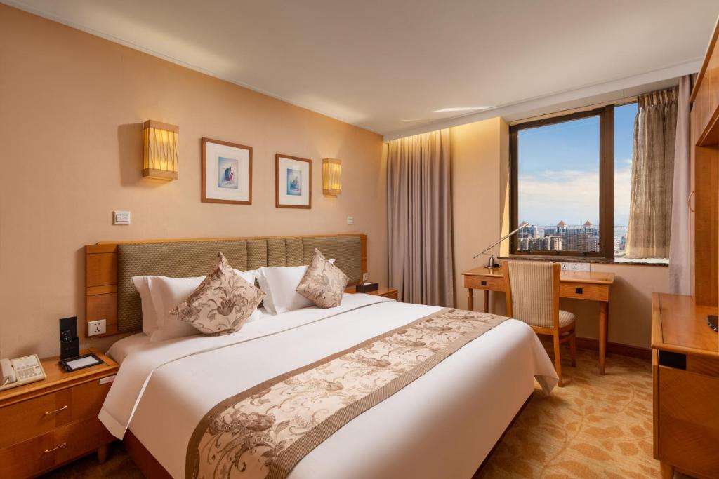 Postel nebo postele na pokoji v ubytování Guangdong Hotel (Zhuhai)