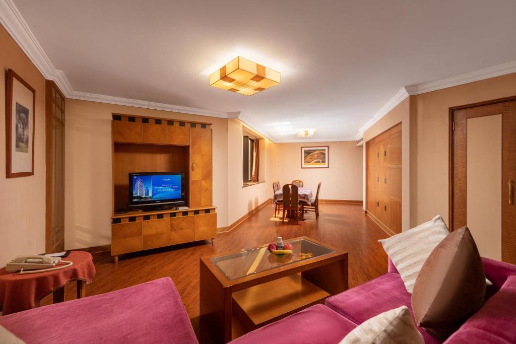 TV a/nebo společenská místnost v ubytování Guangdong Hotel (Zhuhai)