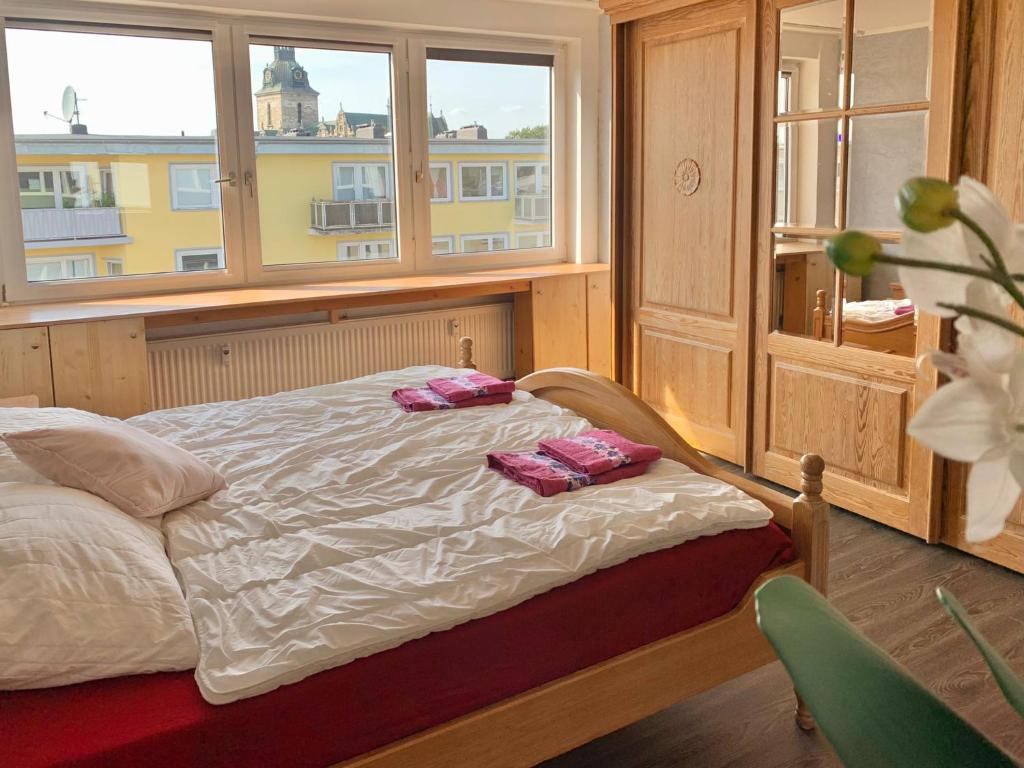 a bedroom with a bed with two pink pillows on it at Vivi in Wolfenbüttel