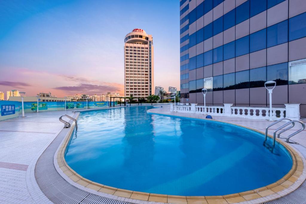 Bazén v ubytování Guangdong Hotel (Zhuhai) nebo v jeho okolí