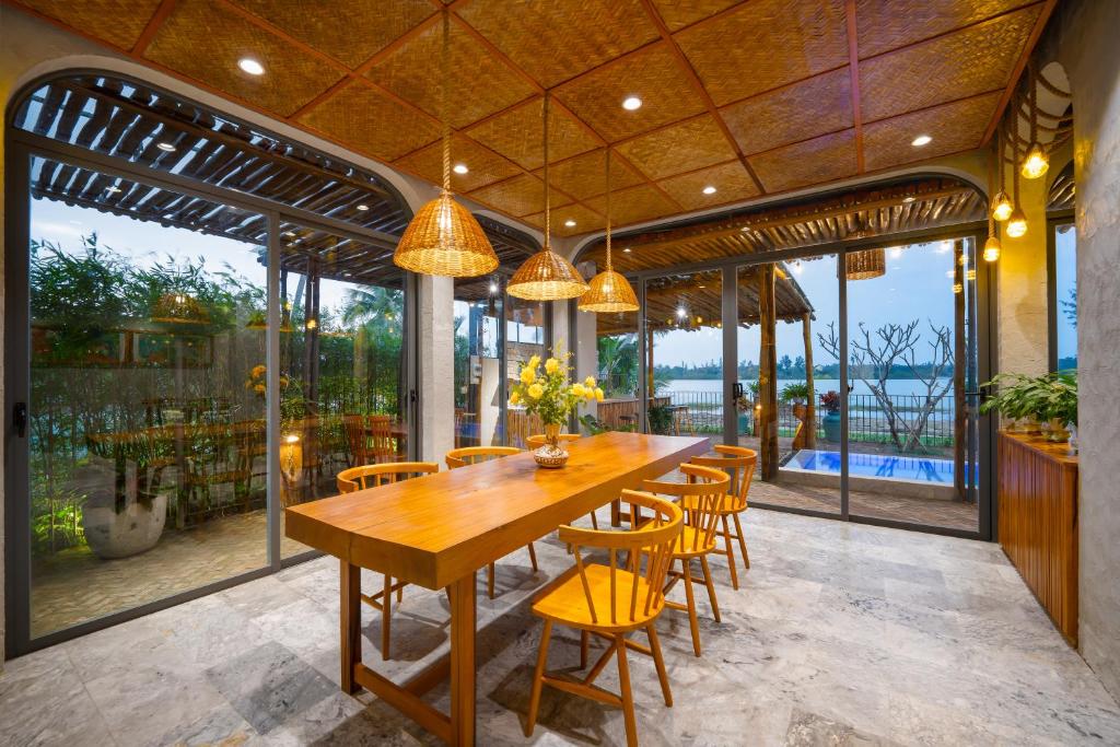 Phòng Deluxe Giường Đôi Có Ban Công
