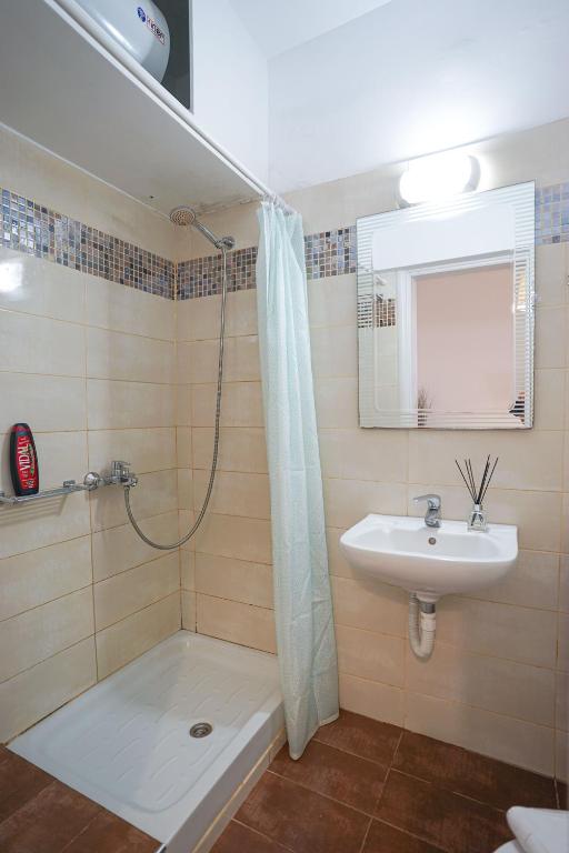 Fira Central Apartments with Veranda - 8