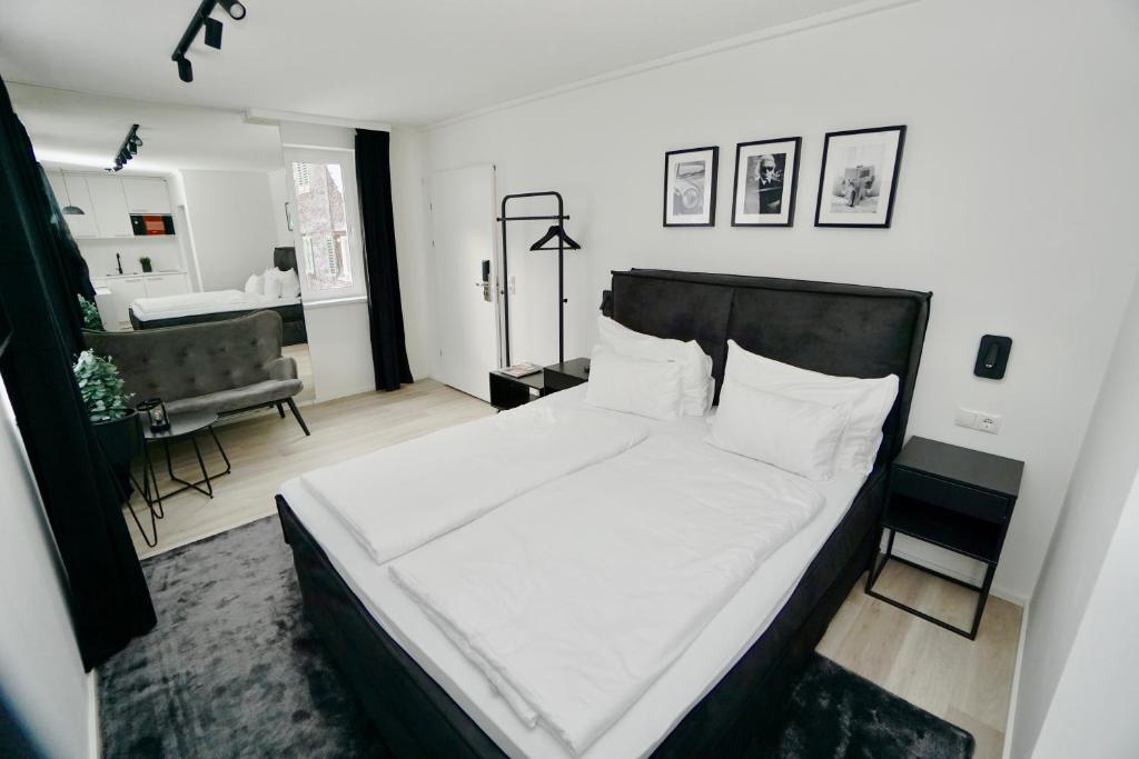 1 dormitorio con 1 cama y sala de estar en Motel by Maier Götzis- kontaktloser Check-in, en Götzis