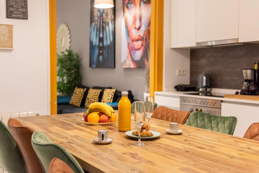 マドリードにあるLuxury Suite - Prime Locationの木製テーブル(果物一皿付)