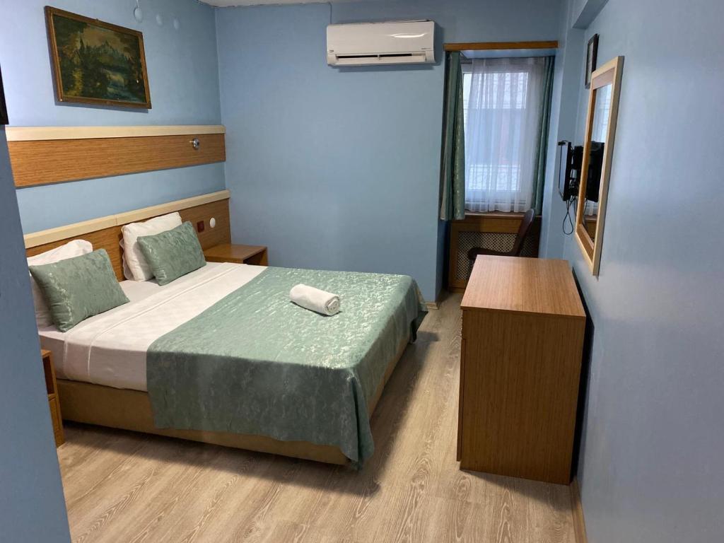 A bed or beds in a room at Hotel Oz Villa