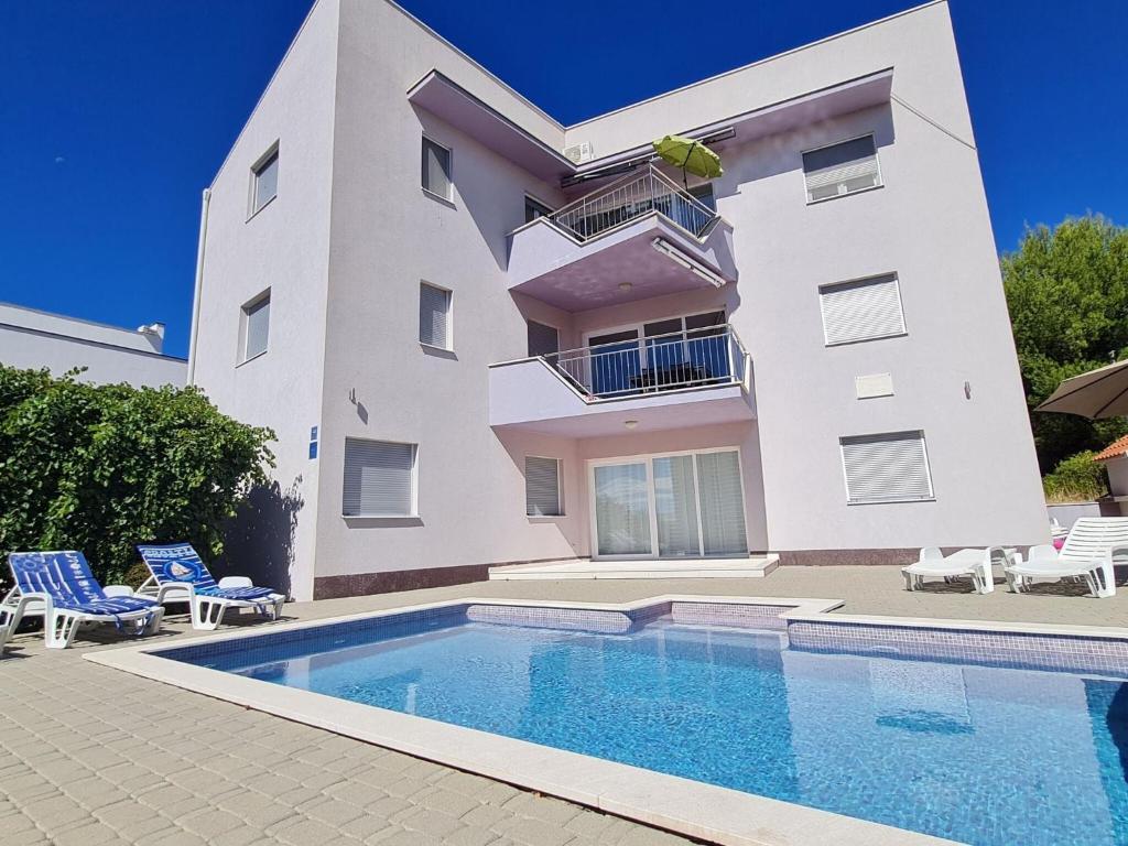 Fotografia z galérie ubytovania Nice apartment with shared swimming pool only 500m from the beach and 4km from Trogir v Trogiri