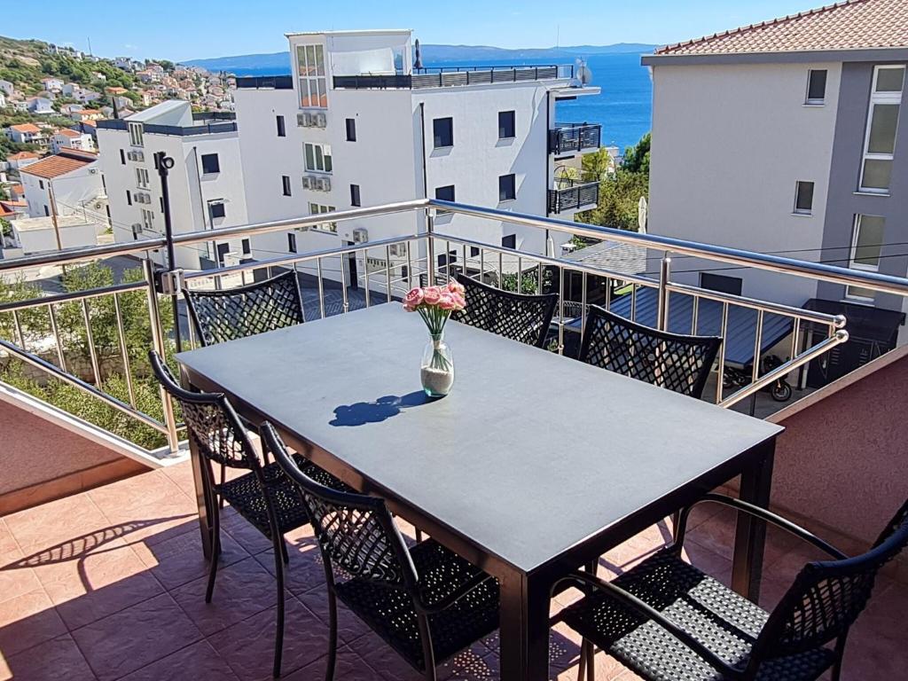 Fotografia z galérie ubytovania Nice apartment with shared swimming pool only 500m from the beach and 4km from Trogir v Trogiri