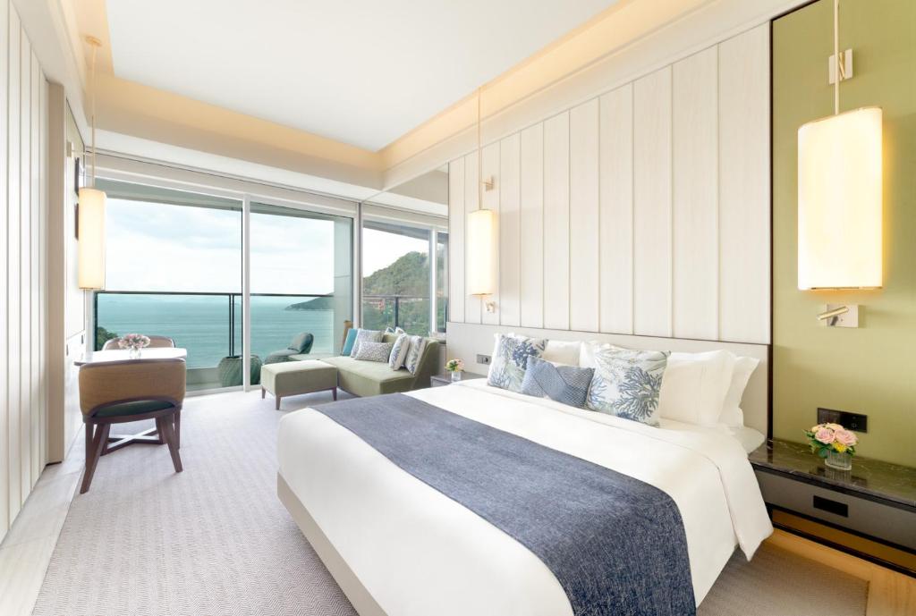 A bed or beds in a room at The Fullerton Ocean Park Hotel Hong Kong