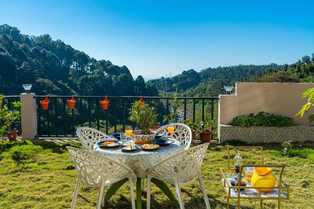 StayVista at Creek Edge Home - Pet Friendly Villa with Mountain Views, Lawn, Near Water Stream - Villa