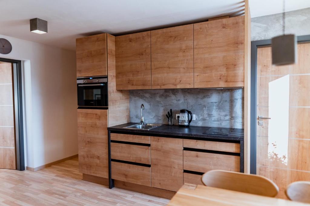 Kuchyň nebo kuchyňský kout v ubytování Apartmány Jabloneček