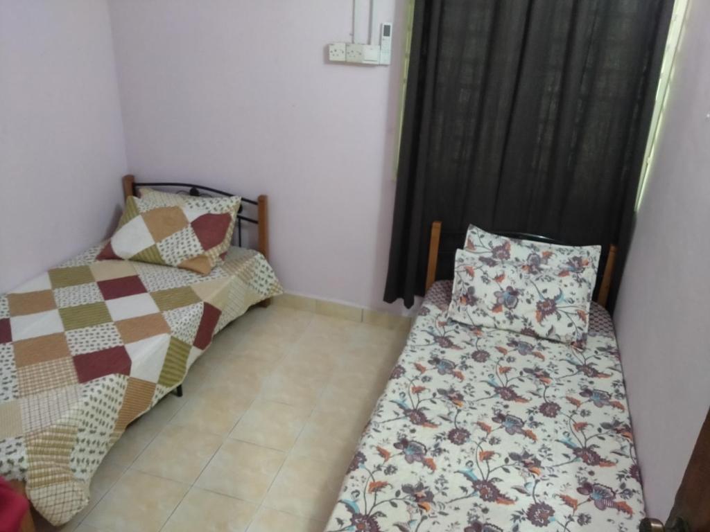 Ali Homestay Desa Permai Bukit Kuang - Haus Mit Drei Schlafzimmern