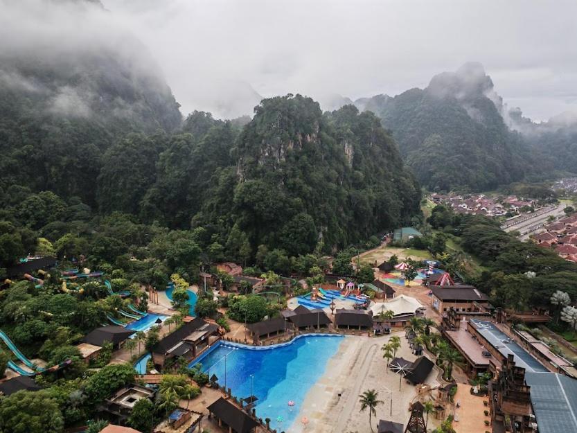 uma vista aérea de um resort com uma montanha em Cozy Suite with 270 Degree Mountain and Theme Park Views em Ipoh