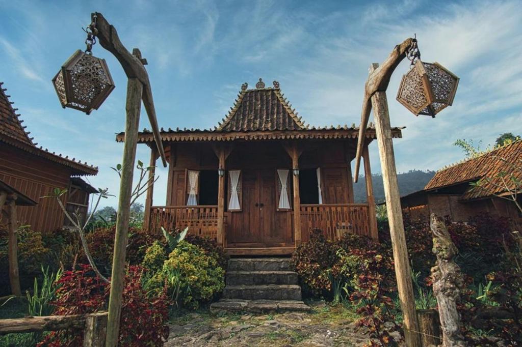 Bedakah的住宿－Singgasana Villa & Resto，一座带门廊的木屋