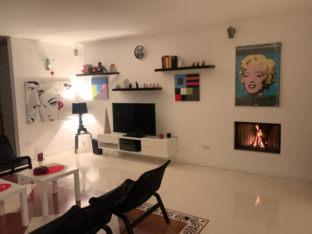 Casa Nostra في ماتيرا: غرفة معيشة مع تلفزيون بشاشة مسطحة وأريكة