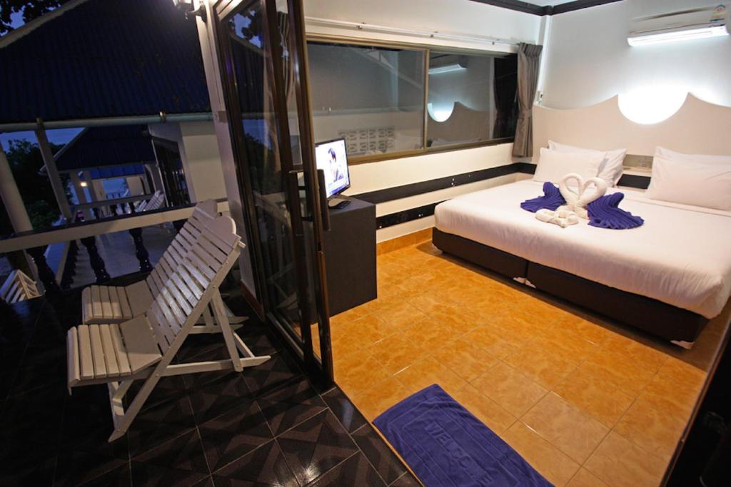 Postel nebo postele na pokoji v ubytování Simple Life Talay & Divers Resort