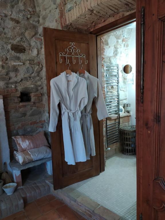 un vestido blanco colgando de una puerta en una habitación en The Bergamot, en Tursi