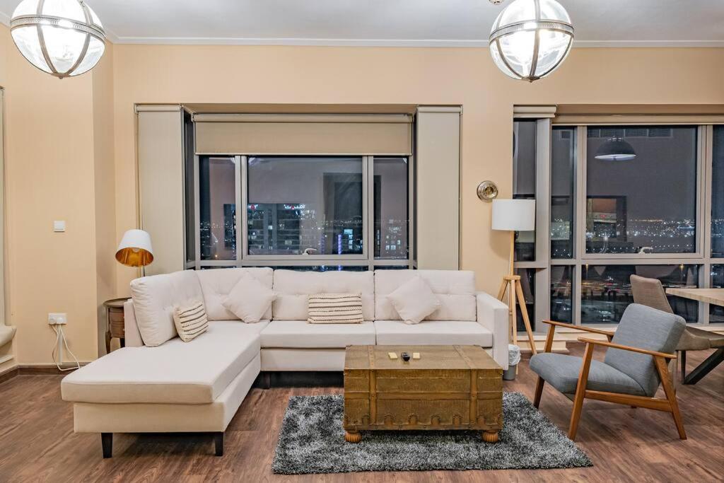 Seating area sa Stunning 1 bedroom w pool in Downtown