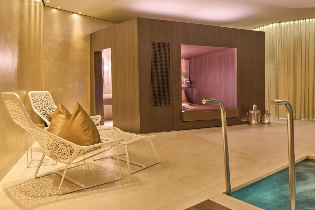 Bazén v ubytování Limmathof Baden - Historisches Haus & Spa nebo v jeho okolí