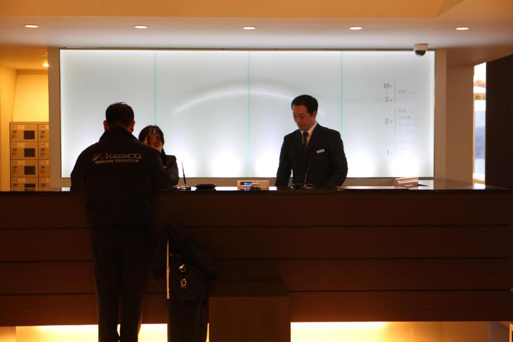 Členové personálu v ubytování KOKO HOTEL Numazu Inter